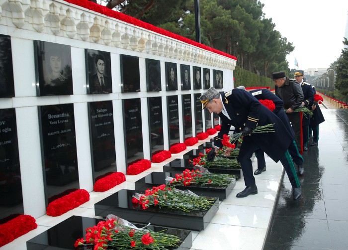 Baş Prokurorluğun rəhbərliyi və kollektivi Şəhidlər xiyabanını ziyarət edib - FOTO